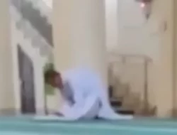 Beredar Video Pria Beragama Buddha Ibadah di Masjid, Ternyata Dia…