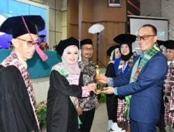 Pemprov Sulbar Beri Beasiswa Kepada Nurfadilah Wisudawati Terbaik STAIN Majene