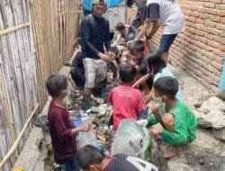 Aksi Komunitas P4 di Polman Bersihkan Sampah Drainase