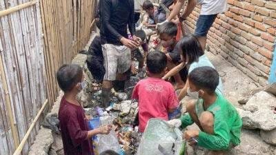 Aksi Komunitas P4 di Polman Bersihkan Sampah Drainase