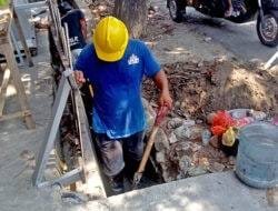 PUPR Majene Keruk Drainase Cegah Banjir