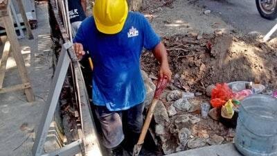 PUPR Majene Keruk Drainase Cegah Banjir