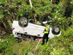 Tak Kuat Menanjak, Mobil Avanza Terjun ke Jurang Sedalam 15 Meter