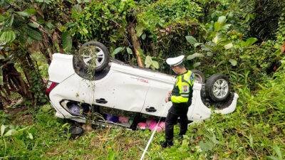 Tak Kuat Menanjak, Mobil Avanza Terjun ke Jurang Sedalam 15 Meter