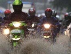 Berikut yang Perlu Diperhatikan saat Mengendarai Sepeda Motor di Musim Hujan