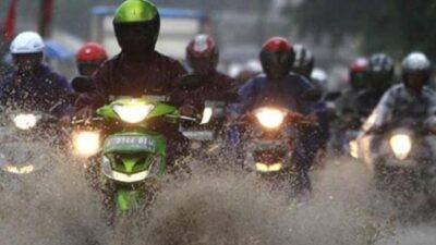 Berikut yang Perlu Diperhatikan saat Mengendarai Sepeda Motor di Musim Hujan