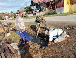 Antisipasi Banjir, Babinsa Kodim Polman Ajak Warga Bersihkan Lingkungan