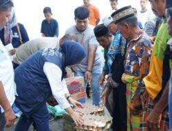 Dua Korban Kapal Tenggelam Masih dalam Pencarian, Bupati Mamuju Salurkan Bantuan