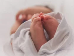 Viral Ibu Lahirkan Bayi Sendirian di Tempat Wudu, Ini Kronologinya
