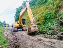 PUPR Pemprov Sulbar Kirim Alat Berat Bersihkan Material Longsor di Kalumpang