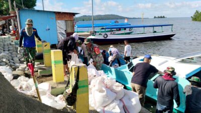 Hujan dan Gelombang Tinggi, Satgas TMMD Angkut Material Bangunan ke Pulau Karampuang