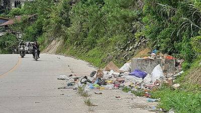 Beberapa Hari Tak Diangkut, Sampah di TPS Poros Mamasa-Toraja Berserakan di Jalan