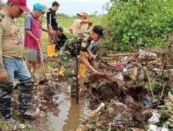 Cemari lingkungan, Anggota Kodim Polman Bersama Warga Bersihkan Sampah