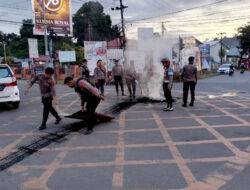 Personel Polresta Mamuju Lakukan Pengamanan Unjuk Rasa dan Bersihkan Sampah yang Berserakan di Jalan