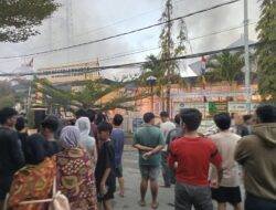 SMKN 2 Majene Terbakar, Sejumlah Ruangan Rusak, Damkar Polman Tertimpa Pagar