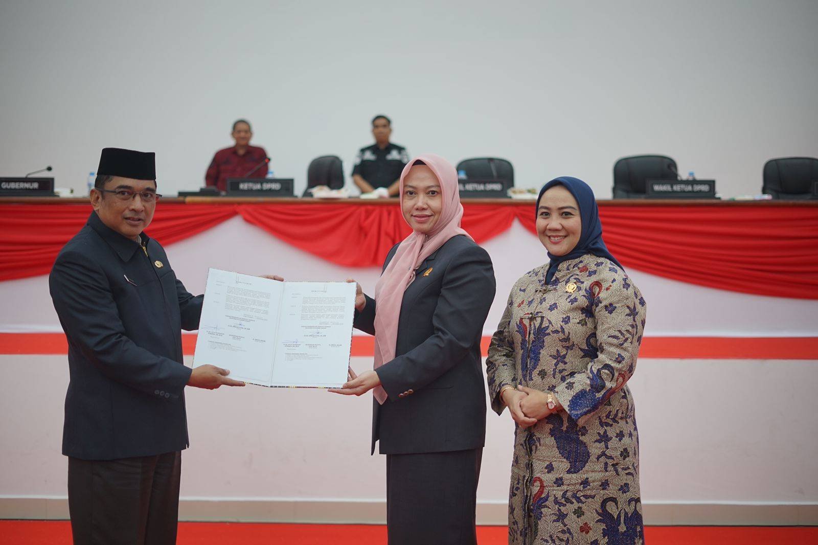 ADHE JUNAEDI SHOLAT/RADAR SULBAR
MENYERAHKAN. Plh Sekprov Sulbar, Amujib menyerahkan Rancangan APBD 2025 kepada Ketua DPRD Sulbar, Amalia Fitri, dalam rapat paripurna di Gedung DPRD Sulbar, Kamis (21/11/2024)