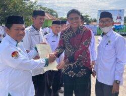 HAB Kemenag, Kantah Polman Serahkan Lima Sertifikat Wakaf