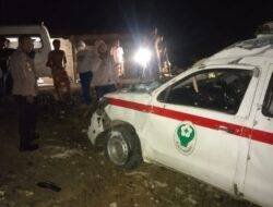 Mobil Ambulans Bawa Pasien Rujukan Alami Kecelakaan