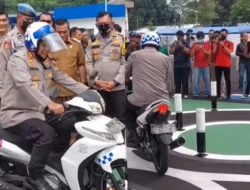 Viral di Medsos, Jenderal Polisi Kesusahan Saat Coba Ujian Praktik SIM C, Netizen: Bikin Sendiri Susah Sendiri