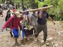 Akses Jalan Rusak, Ibu Hamil Ditandu 20 Kilometer ke Puskesmas