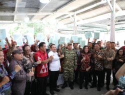 Menteri ATR BPN Nusron Wahid Serahkan 965 Sertipikat Konsolidasi Tanah