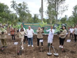 Wamen ATR/Waka BPN Tanam Pisang di Jembrana, Wujud Penataan Akses Tanah Ulayat Pertama di Indonesia