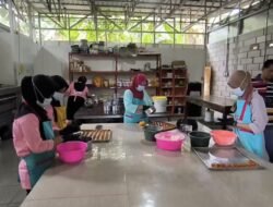 Jelang Lebaran, Omzet Pedagang Kue Kering Naik Drastis