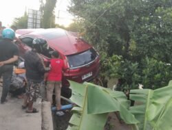 Diduga Supir Microsleep, Mobil CRV Tabrak Tiang Listrik Nyaris Terjun ke Sungai