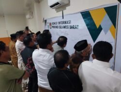 Tandatangan Spanduk, Kades se-Polman Berkomitmen untuk Keterbukaan Informasi Publik