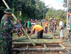 TNI dan Warga Bangun Rakit Penyeberangan Darurat Usai Jembatan Tapua Putus Diterjang Banjir