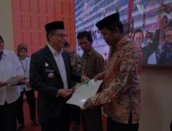 Bupati Polman Serahkan Sertifikat PTSL 2025 Kepada Warga Mambu