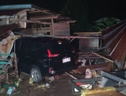 Mobil Seruduk Dua Rumah di Anreapi, Empat Korban Dilarikan ke Puskesmas dan RSUD Andi Depu