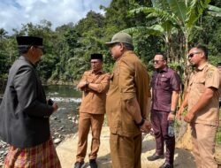 Tinjau Jembatan Putus di Tapua, Bupati Polman Janji Bangun Jembatan Darurat Hingga Usulkan Anggaran Rp 6 Miliar
