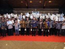 Pemerintah Serahkan 1.120 Sertipikat Tanah untuk Transmigran di Sukabumi, Wamen Ossy : Ini Pengakuan Negara