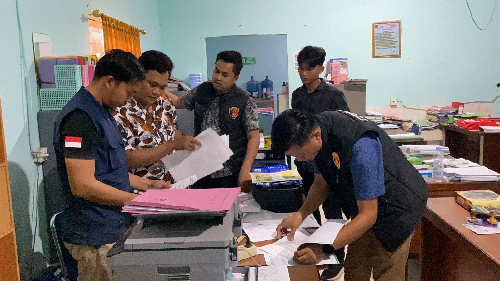 GELEDAH. Penyidik Tipidkor Polres Polman saat melakukan penggeledahan di ruangan Bagian Keuangan Kantor Dinkes Polman, Kamis 8 Mei 2025.