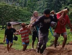 Demi Berobat, Warga Desa Bela Ditandu 9 Jam