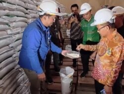 Bupati Polman Kunjungi Gudang Bulog, Pastikan Kualitas dan Kuantitas Beras Bantuan Untuk 44 Ribu KPM Sesuai Standar
