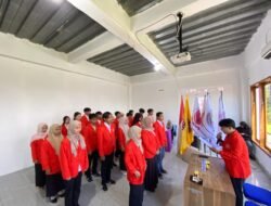 Lantik Presiden BEM 2025–2026, Rektor Universitas Wallacea Tekankan Mars Wallacea Sebagai Ruh Bersama